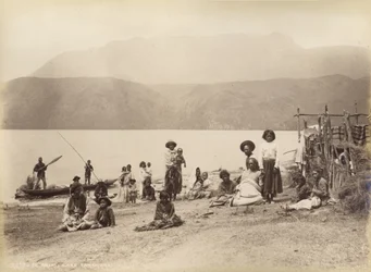 Te Ariki - Jezero Tarawera, kolem roku 1885 (tisk alba)
